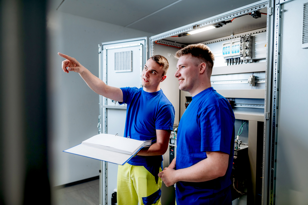 Elektroniker für Betriebstechnik Azubi Bild NEU Elektroniker für Betriebstechnik Azubi Bild NEU